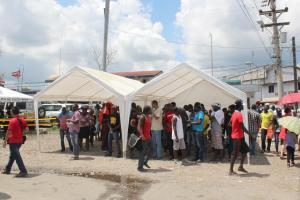 Fotografía de archivo fechada el 17 de abril de 2016 que muestra a ciudadanos costarricenses ayudando con comida y bebida a parte de los más de 500 migrantes africanos varados entre Costa Rica y Panamá en Paso Canoas (Panamá). EFE / Marcelino Rosario ARCHIVO