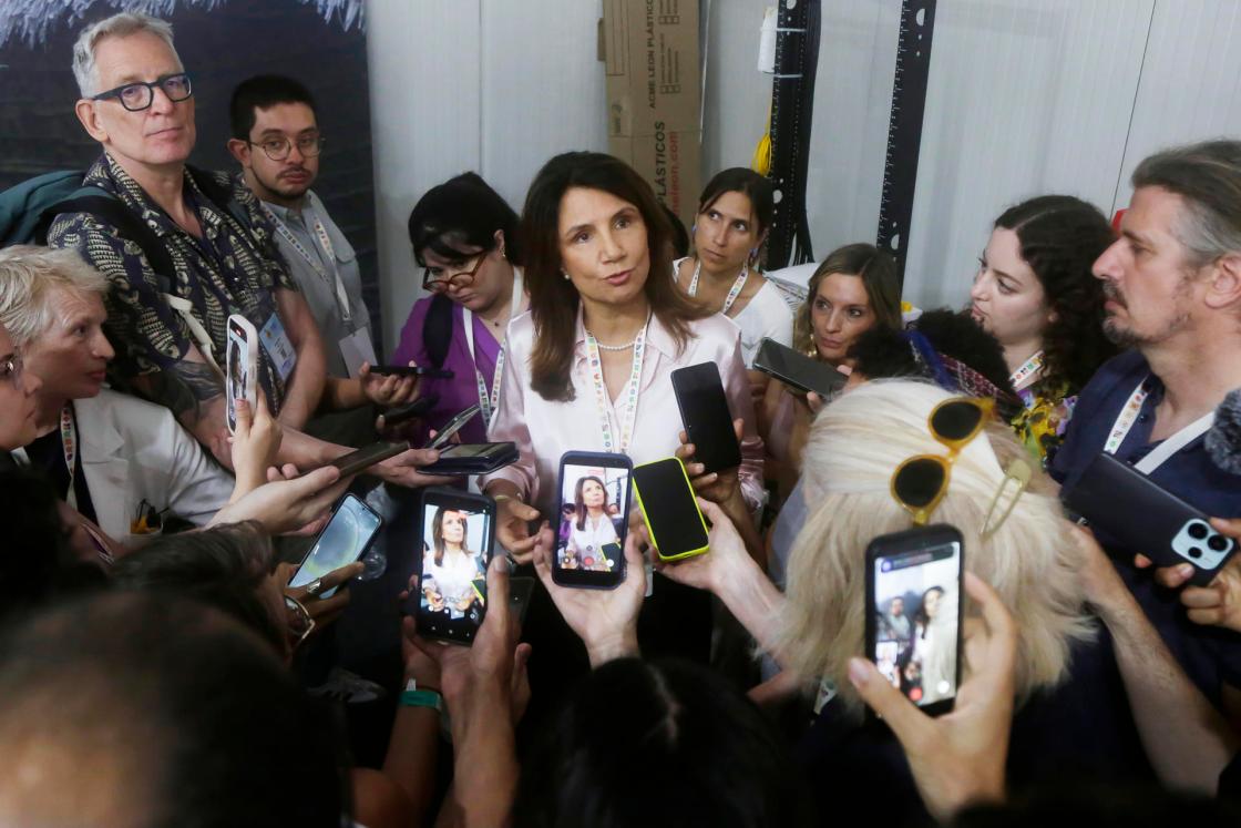 La directora ejecutiva de la COP30, Ana Toni (c), habla con periodistas durante la última jornada de la primera Conferencia para la Transición más allá de los Combustibles Fósiles este miércoles, en Santa Marta (Colombia). EFE/ Ricardo Maldonado Rozo