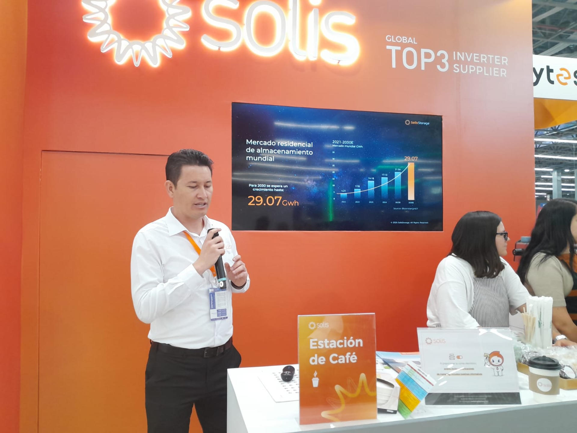 Durante la Expo RE+, la firma Solis presentó su nueva generación de sistemas de almacenamiento, incluyendo los inversores EverCore para aplicaciones comerciales e industriales, desarrollados sobre una plataforma híbrida de 125 kilovatios (kW). EFE/ Solis Latam /SOLO USO EDITORIAL/ NO VENTAS/ SOLO DISPONIBLE PARA ILUSTRAR LA NOTICIA QUE ACOMPAÑA (CRÉDITO OBLIGATORIO)