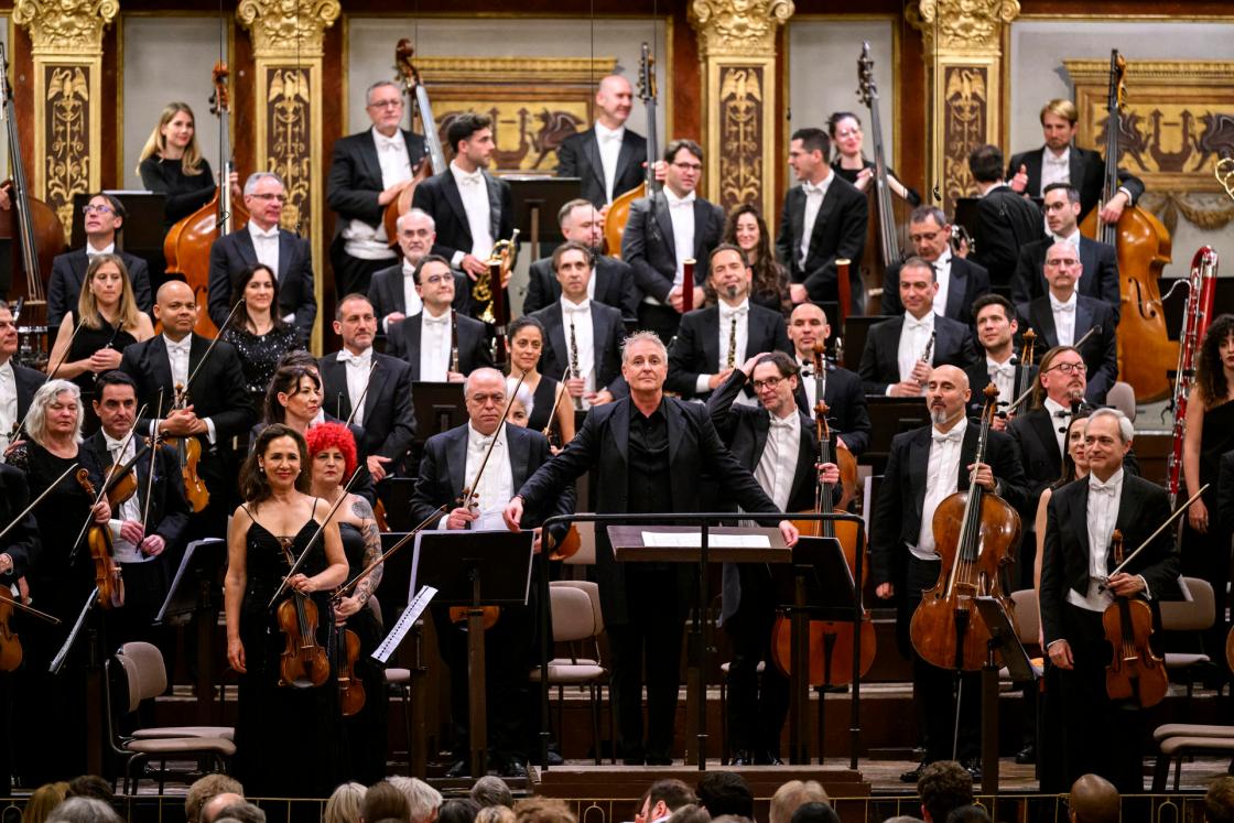 El director de música alemán y director titular de la Orquestra de València (OV), Alexander Liebreich, recibe una ovación durante el concierto de la Orquestra de València en Viena, donde ha debutado este jueves en la famosa Sala Dorada del Musikverein con un ecléctico concierto que ha servido para traer de vuelta al compositor valenciano Vicente Martín y Soler, conocido como el Mozart español, a la ciudad donde triunfó hace 240 años. En la misma estancia donde la Filarmónica de Viena recibe al año cada primero de enero, la orquesta valenciana ha cosechado una cerrada ovación en su primera salida al extranjero desde 2022, en un nuevo paso en su búsqueda de proyección internacional. EFE/ Max Slovencik