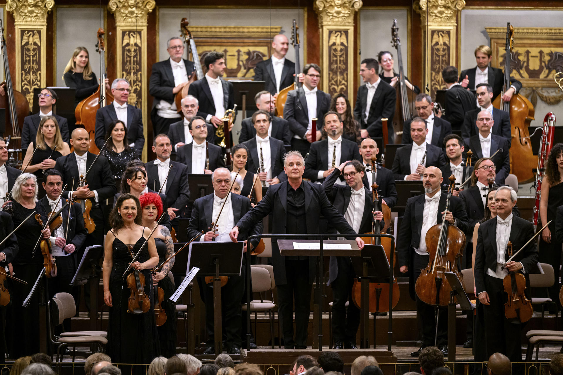 El director de música alemán y director titular de la Orquestra de València (OV), Alexander Liebreich, recibe una ovación durante el concierto de la Orquestra de València en Viena, donde ha debutado este jueves en la famosa Sala Dorada del Musikverein con un ecléctico concierto que ha servido para traer de vuelta al compositor valenciano Vicente Martín y Soler, conocido como el Mozart español, a la ciudad donde triunfó hace 240 años. En la misma estancia donde la Filarmónica de Viena recibe al año cada primero de enero, la orquesta valenciana ha cosechado una cerrada ovación en su primera salida al extranjero desde 2022, en un nuevo paso en su búsqueda de proyección internacional. EFE/ Max Slovencik