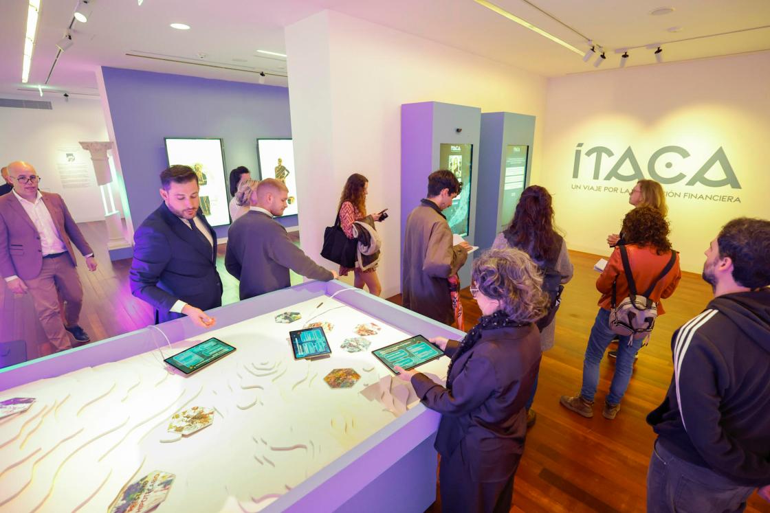 SANTIAGO DE COMPOSTELA, 08/04/2025.- La exposición "Ítaca. Un viaje por la educación financiera" de ABANCA y Afundación, durante la visita para la prensa a la muestra que utiliza el viaje de Ulises en La Odisea para explicar conceptos financieros como el ahorro, el gasto y la inflación, este miércoles en Santiago de Compostela. EFE/Lavandeira jr