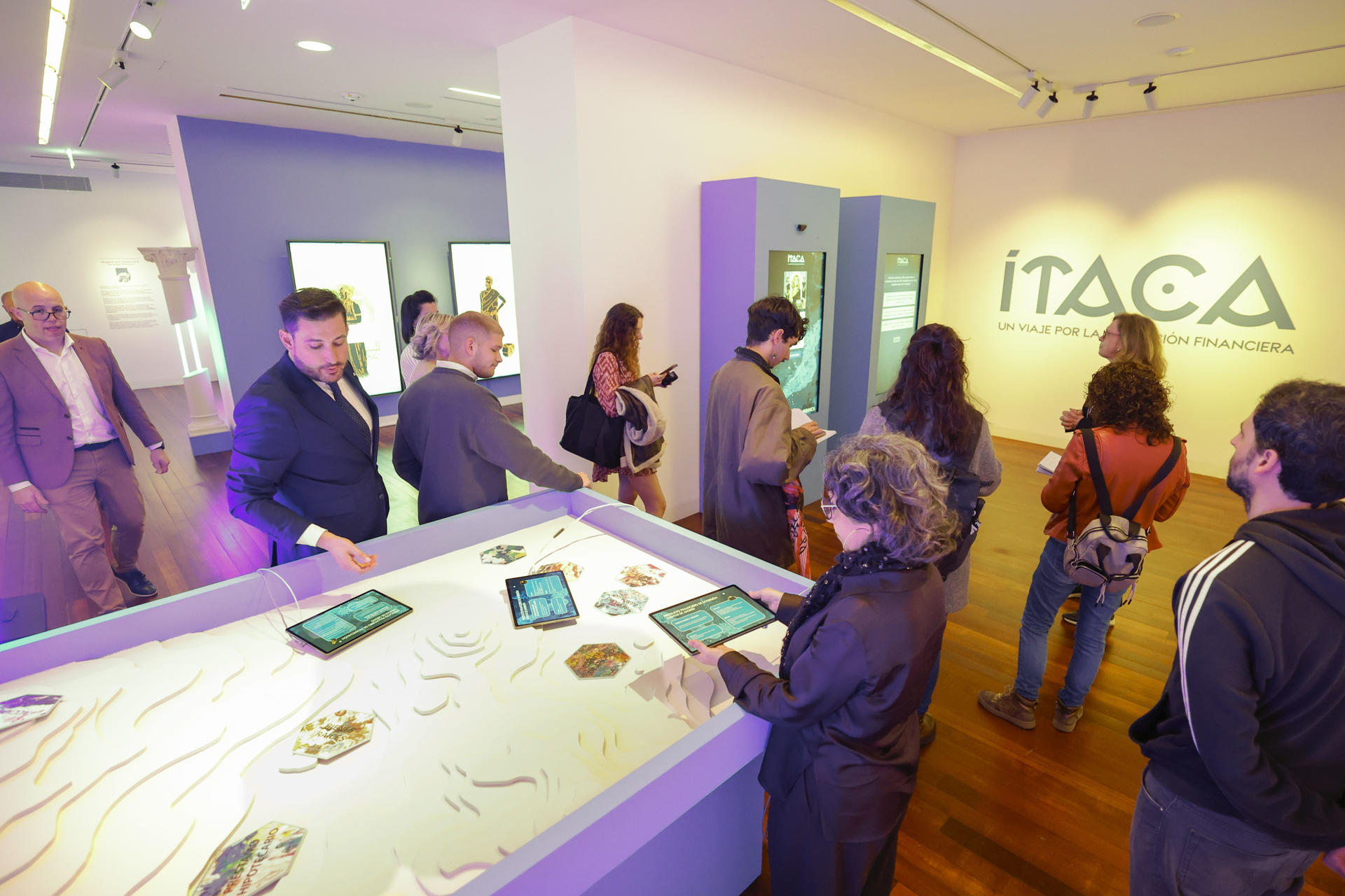 SANTIAGO DE COMPOSTELA, 08/04/2025.- La exposición "Ítaca. Un viaje por la educación financiera" de ABANCA y Afundación, durante la visita para la prensa a la muestra que utiliza el viaje de Ulises en La Odisea para explicar conceptos financieros como el ahorro, el gasto y la inflación, este miércoles en Santiago de Compostela. EFE/Lavandeira jr