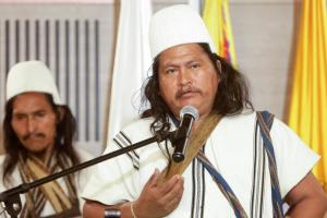 Bunkwaneymaku integrante de la comunidad indígena Arhuaca de la Sierra Nevada de Santa Marta, habla durante el inicio de la primera Conferencia para la Transición más allá de los Combustibles Fósiles, este viernes en Santa Marta (Colombia). EFE/ Ricardo Maldonado Rozo
