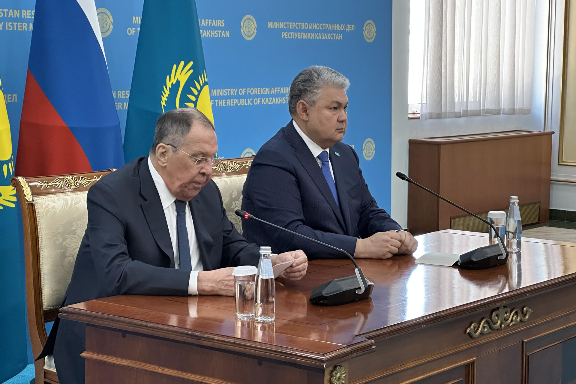 El ministro de Exteriores de Rusia, Serguéi Lavrov (i), se reúne con su homólogo kazajo, Yermek Kosherbáev, este jueves en Astaná. EFE/ Kulpash Konyrova