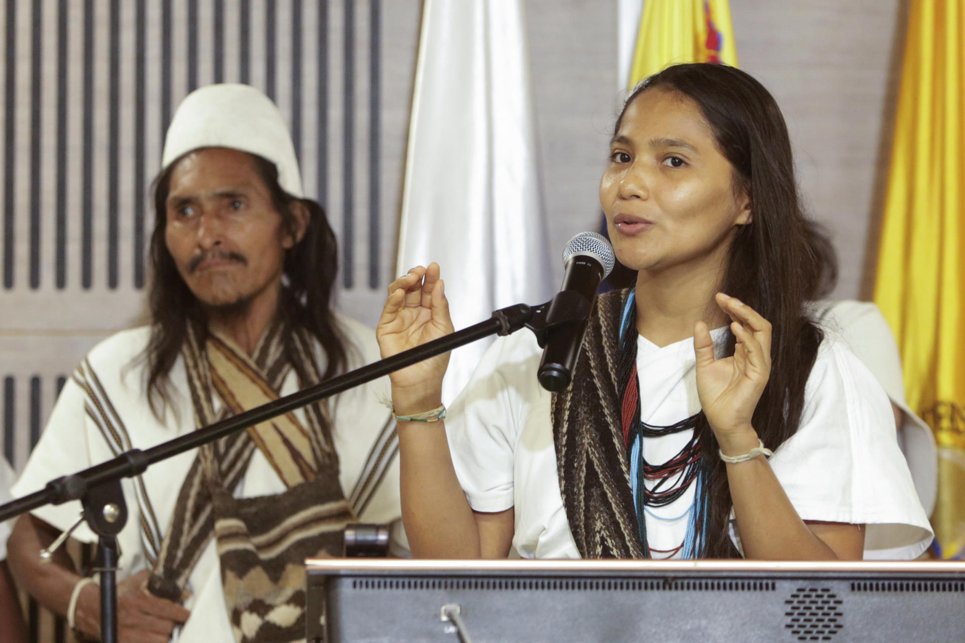 Ati Gundiwa, integrante de la comunidad indígena Arhuaca de la Sierra Nevada de Santa Marta, habla durante el inicio de la primera Conferencia para la Transición más allá de los Combustibles Fósiles, este viernes en Santa Marta (Colombia). EFE/ Ricardo Maldonado Rozo