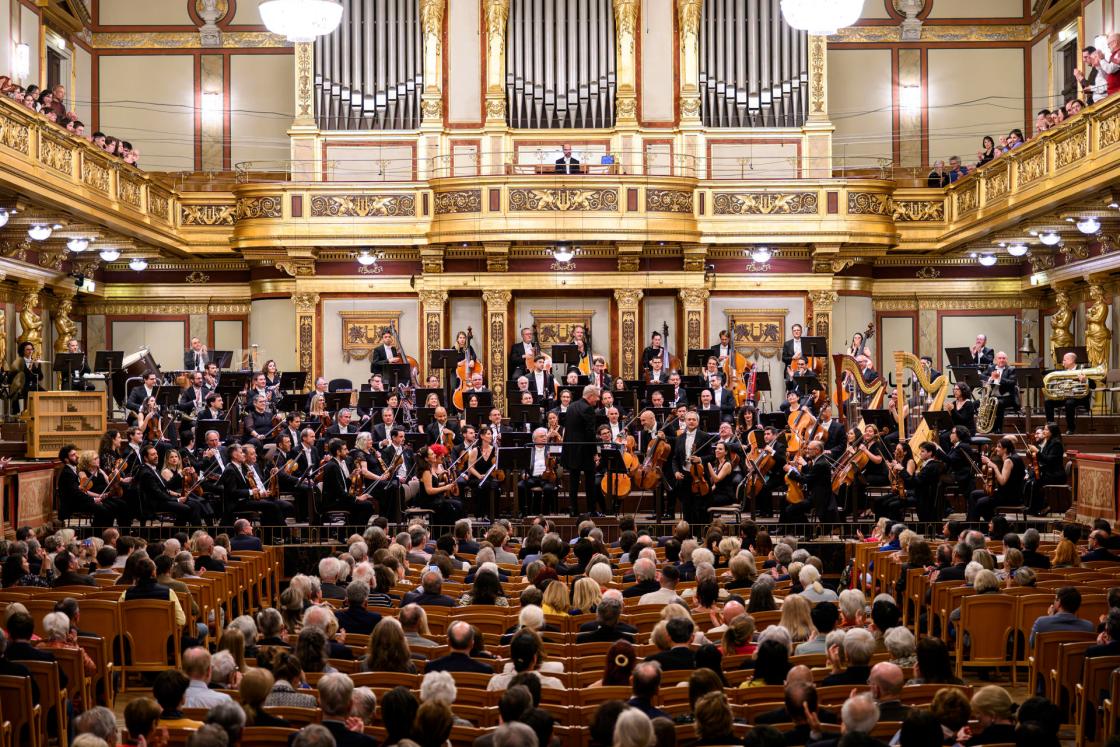 La Orquestra de València ha debutado este jueves en la famosa Sala Dorada del Musikverein de Viena con un ecléctico concierto que ha servido para traer de vuelta al compositor valenciano Vicente Martín y Soler, conocido como el Mozart español, a la ciudad donde triunfó hace 240 años. En la misma estancia donde la Filarmónica de Viena recibe al año cada primero de enero, la orquesta valenciana ha cosechado una cerrada ovación en su primera salida al extranjero desde 2022, en un nuevo paso en su búsqueda de proyección internacional. EFE/ Max Slovencik 