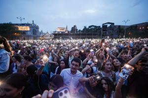 El grupo "Hakuna Music Group" durante su actuación en la Plaza Cibeles durante la "IV Fiesta de la Resurrección" que se celebró en la Plaza de Cibeles, en Madrid. EFE/David Fernández