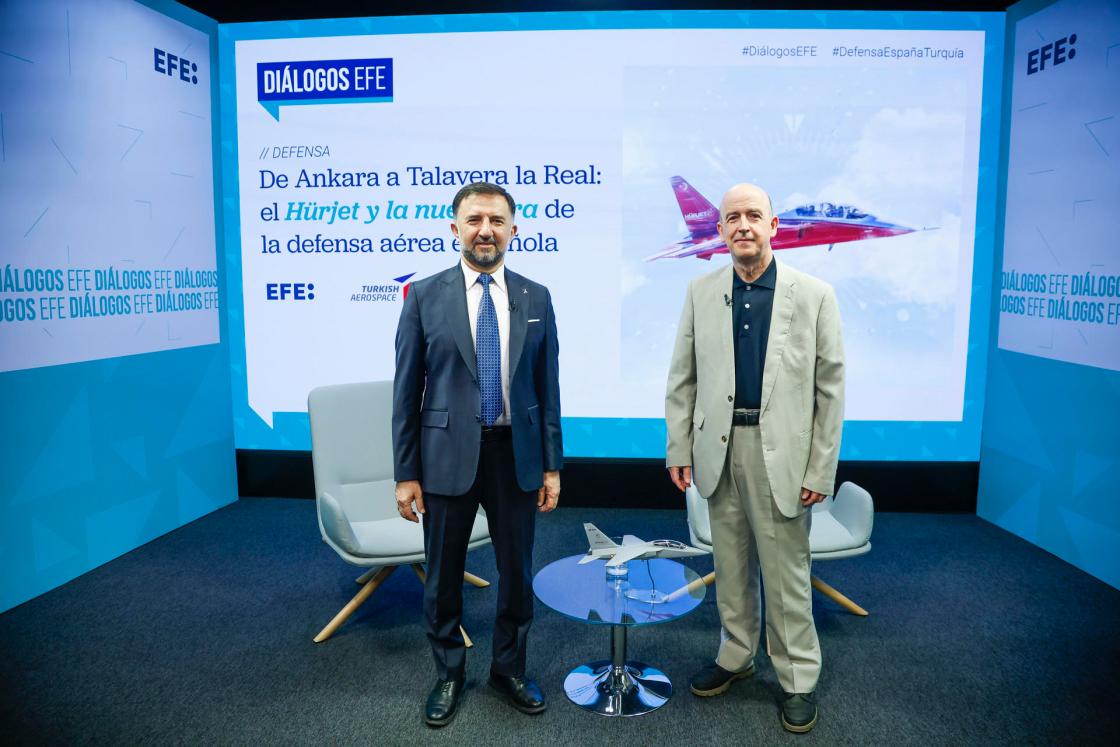 El presidente y CEO de Turkish Aerospace, Mehmet Demiroğlu, posa junto al responsable de Relaciones Institucionales de EFE, José Manuel Sanz (d), durante el Diálogos EFE Defensa ‘De Ankara a Talavera la Real: El Hürjet y la nueva era de la defensa española’, donde el directivo turco ha asegurado que aunque la base del avión de entrenamiento Saeta II cuente con tecnología turca, su evolución y desarrollo será español, por el mantenimiento que coordinará Airbus, con capacidad de aplicar modificaciones según las necesidades de las Fuerzas Armadas españolas. Turkish Aerospace firmó ayer un contrato con el Gobierno español para la adquisición de 30 aviones de entrenamiento Hürjet, que en España se llamarán Saeta II, en homenaje al primer reactor español Hispano Aviación HA-200 Saeta. EFE/David Fernández