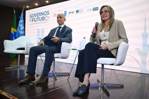 La directora de Negocios para América del Sur de EFE, Nuria Engelmo, habla junto del representante residente del PNUD en Brasil, Claudio Providas, durante el evento 'Gobiernos del Futuro: Expectativas de la Juventud' este miércoles, en la Biblioteca Nacional de Brasilia (Brasil). EFE/ André Borges