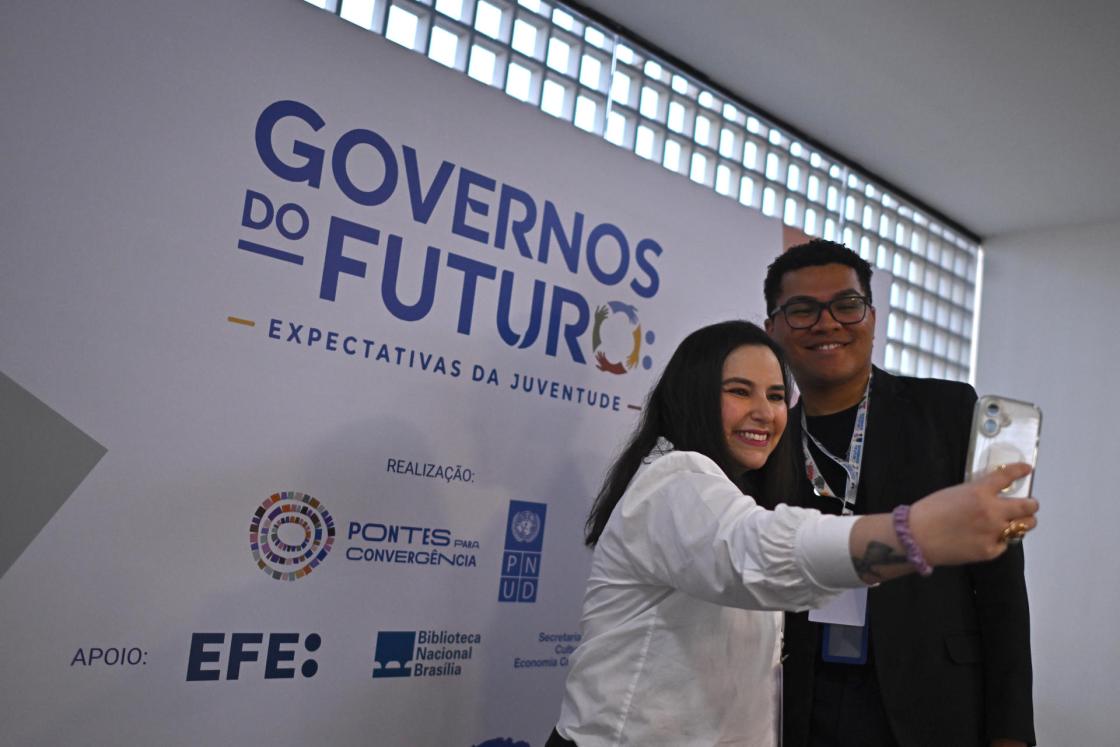 La juventud de América Latina mantiene su respaldo a la democracia, aunque la condiciona a la capacidad del Estado para ofrecer resultados concretos frente a la desigualdad y la inclusión, según una nueva encuesta elaborada por el Programa de las Naciones Unidas para el Desarrollo (PNUD). EFE/ Andre Borges