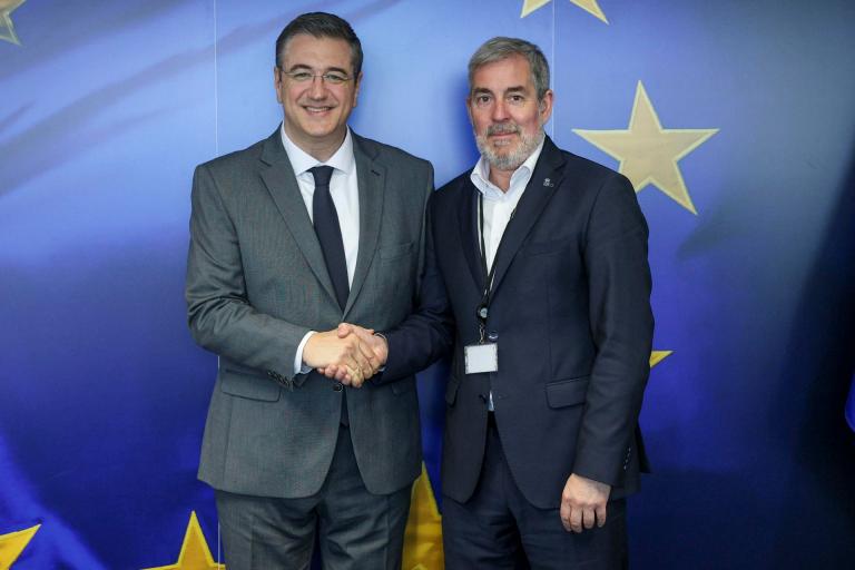 El presidente de Canarias, Fernando Clavijo (d), posa con el comisario europeo de Transporte, Apostolos Tzitzikostas, durante la reunión que celebraron este martes en Bruselas. EFE/ Pablo Garrigós