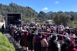 Fotografía sin fecha de toma cedida por Guatemaltecos por la Nutrición que muestra personas recibiendo materiales para proyectos de agua potable y saneamiento ambiental en Huehuetenango (Guatemala). EFE/ Guatemaltecos por la Nutrición / SOLO USO EDITORIAL/ NO VENTAS/ SOLO DISPONIBLE PARA ILUSTRAR LA NOTICIA QUE ACOMPAÑA (CRÉDITO OBLIGATORIO)