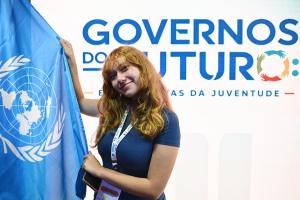 Una joven participante posa durante el foro 'Gobiernos del Futuro: Expectativas de la Juventud', en la Biblioteca Nacional de Brasilia (Brasil). EFE/ André Borges
