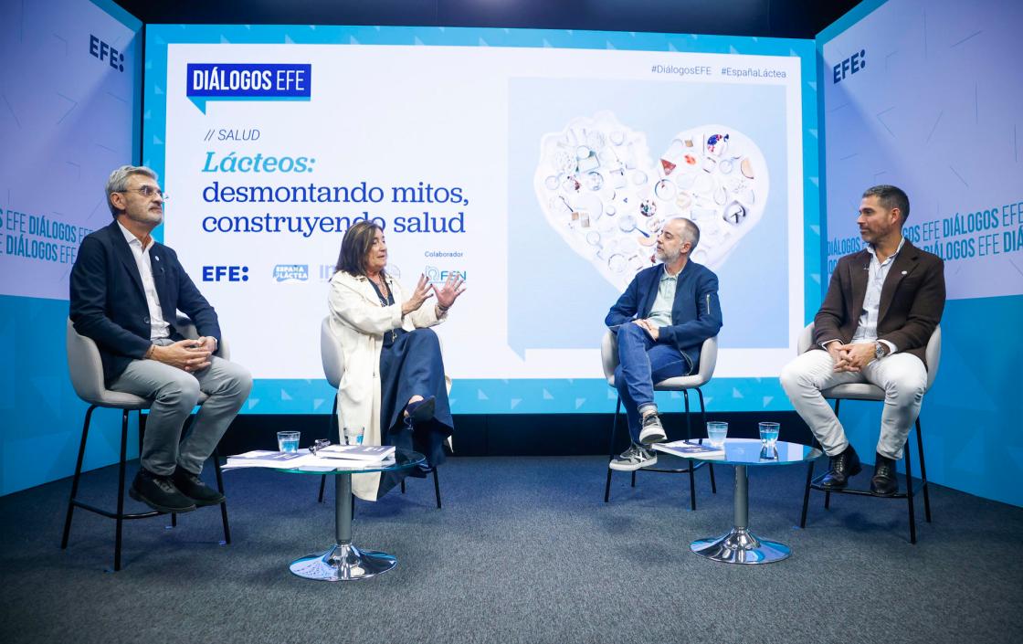 De izda a dcha: Javier Loza, presidente de InLac, Organización Interprofesional Láctea; la doctora Rosaura Leis, presidenta de la Fundación Española de la Nutrición; Ángel Alonso Giménez, director de Efe Salud, y Pablo Ojeda, nutricionista y divulgador, participan en el evento organizado por Diálogos Efe Salud, "Lácteos: desmontando mitos, construyendo salud", en la sede de la Agencia Efe, en Madrid. EFE/David Fernández