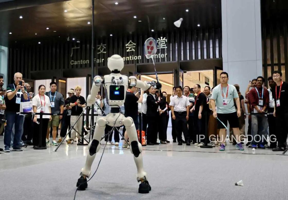 Dentro del recinto de la Feria de Cantón, el robot humanoide bípedo PHYBOT C2, capaz de jugar al bádminton, afronta con facilidad los desafíos planteados por los compradores.