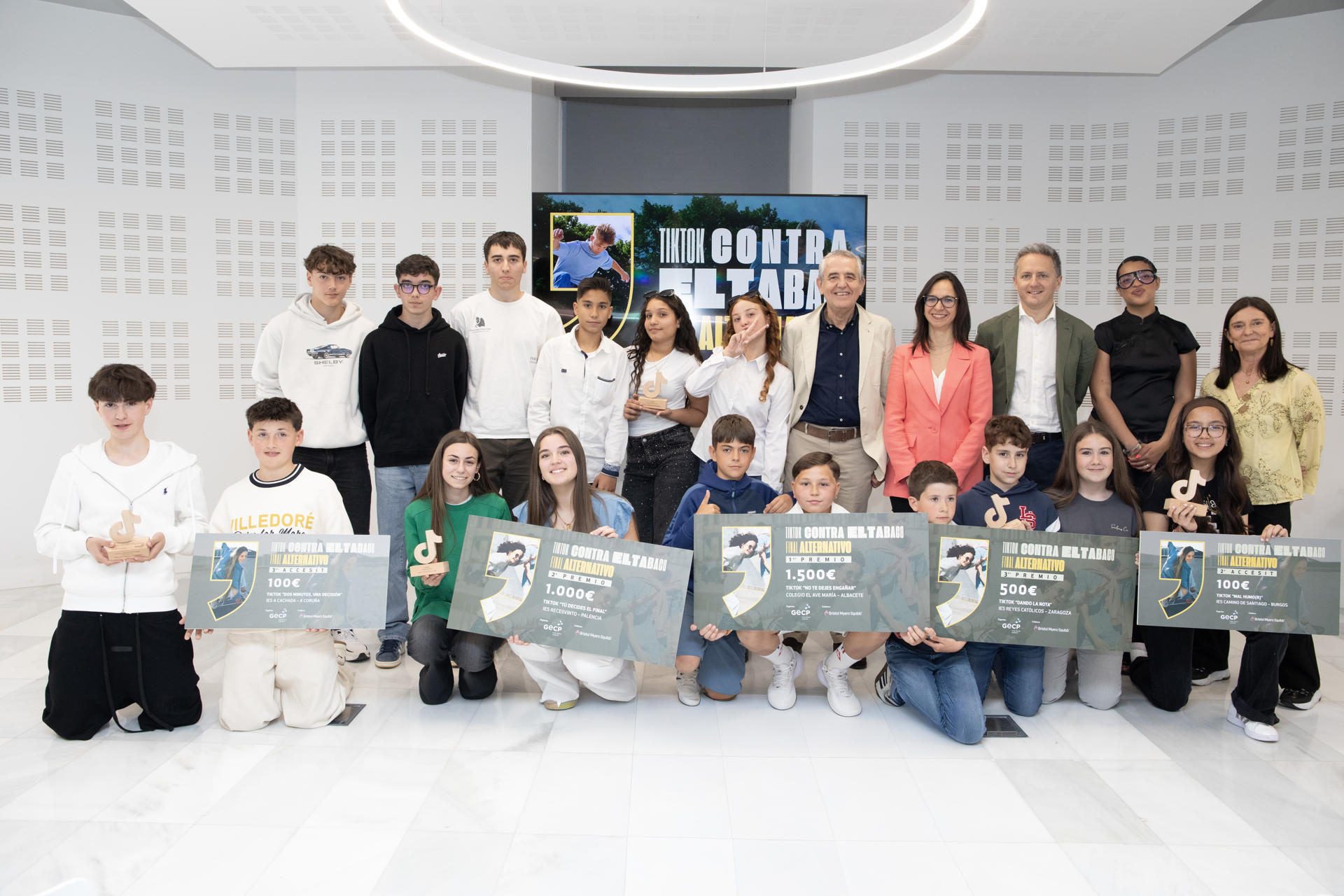 Ganadores del concurso de tiktoks "No dejes que el tabaco entre en tu vida: Final Alternativo", organizado por el Grupo Español de Cáncer de Pulmón (GECP) y la farmacéutica Bristol Myers Squibb, este martes en Madrid. EFE/BRISTOL MYERS SQUIBB/CEDIDA/CRÉDITO OBLIGATORIO