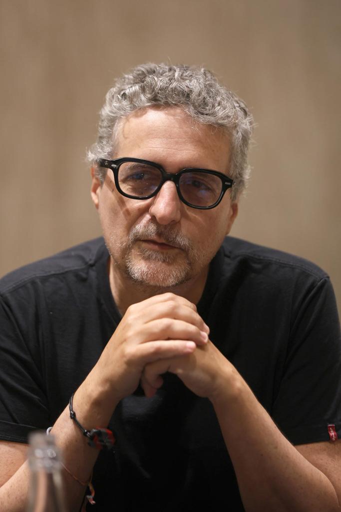 El director y guionista brasileño, Kleber Mendonça Filho, posa en una entrevista con EFE en el marco de los Premios Platino 2026, este viernes, en Playa del Carmen, Quintana Roo (México). EFE/ Alonso Cupul
