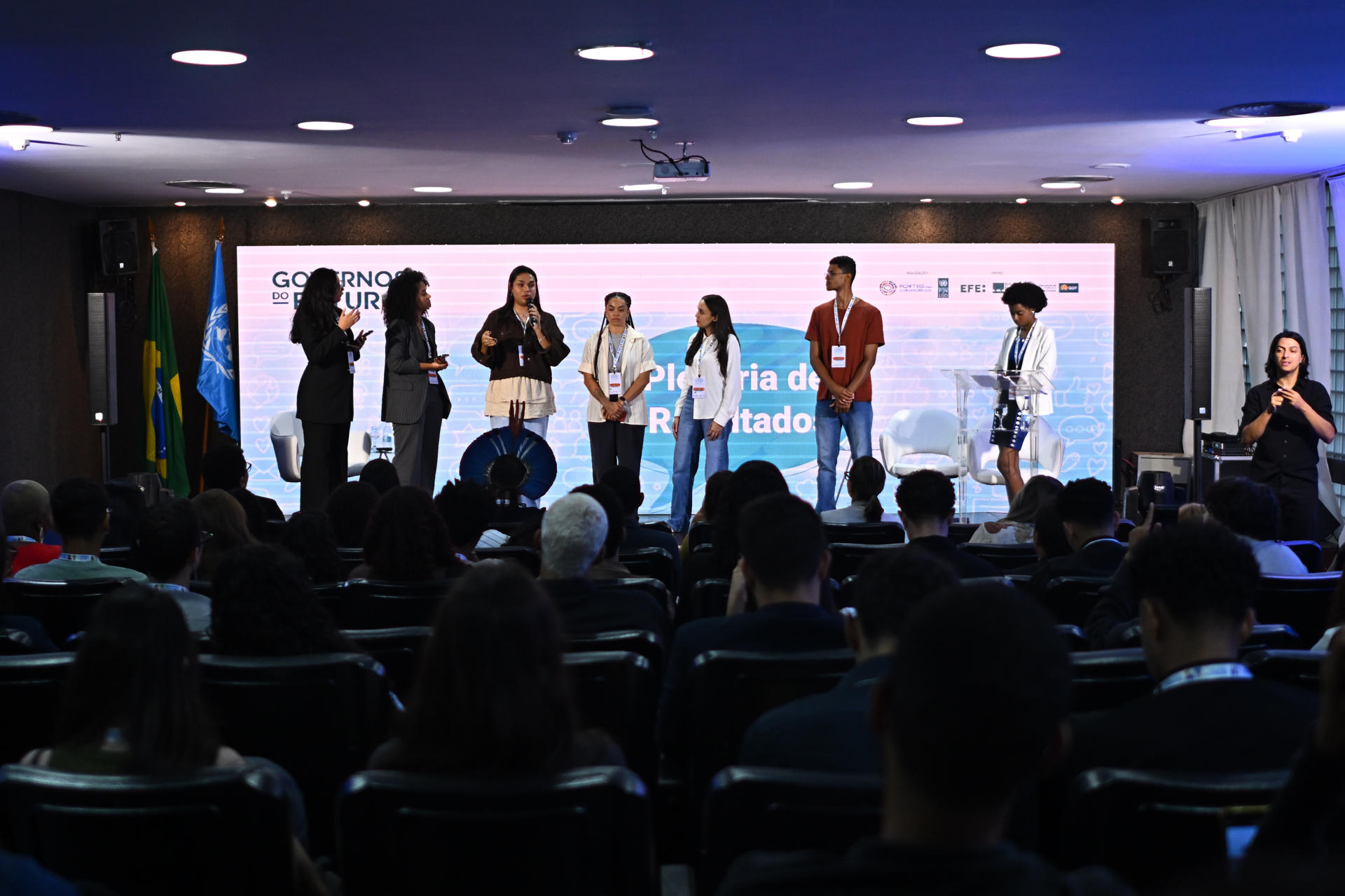 Personas participan en la sesión plenaria de resultados durante el foro 'Gobiernos del Futuro: Expectativas de la Juventud' este martes, en la Biblioteca Nacional de Brasilia (Brasil). EFE/ Andre Borges