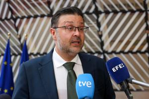 BRUSELAS, 11/05/2026.- El consejero de Educación de Castilla la Mancha, Amador Pastor, en declaraciones a los medios a su llegada al Consejo Europeo para participar en el Consejo de Educación y Juventud. EFE/Olatz Castrillo