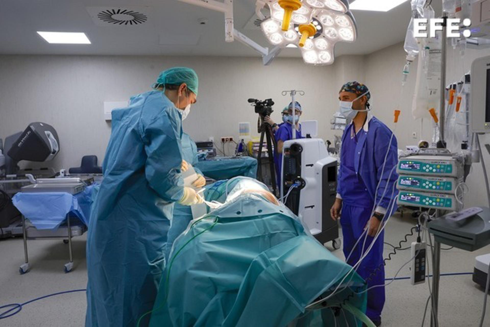 Fotografía de archivo del 29 de diciembre de 2025 que muestra a médicos examinando un paciente en el quirófano de un hospital en Madrid (España). EFE/Zipi /ARCHIVO