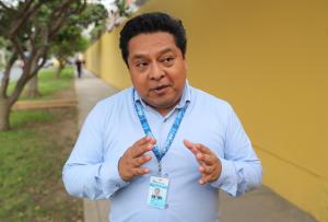 El exdirector de la Unidad Funcional de Salud de Poblaciones Migrantes y Fronterizas del Ministerio de Salud de Perú, Eden Galán Rodas, habla durante una entrevista con EFE el 13 de marzo de 2026, en Lima (Perú). EFE/ Paolo Aguilar