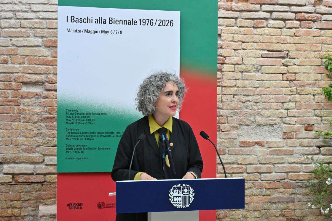VENECIA (ITALIA), 07/05/2026.- La voz del arte vasco ha regresado a Venecia este jueves con la inauguración de la muestra "I Baschi alla Biennale 1976/2026", una propuesta que conecta la memoria de los creadores que desafiaron al franquismo hace cincuenta años con una vanguardia contemporánea protagonizada en esta edición íntegramente por mujeres. "Esa voz vasca que llegó hace 50 años a Venecia no lo hizo a través de una planificación cuidadosa, sino por necesidad; por la necesidad de decir quiénes éramos", ha recordado la vicelehendakari primera y consejera de Cultura, Ibone Bengoetxea (en la imagen), durante el acto. EFE/ Marco Sabadin