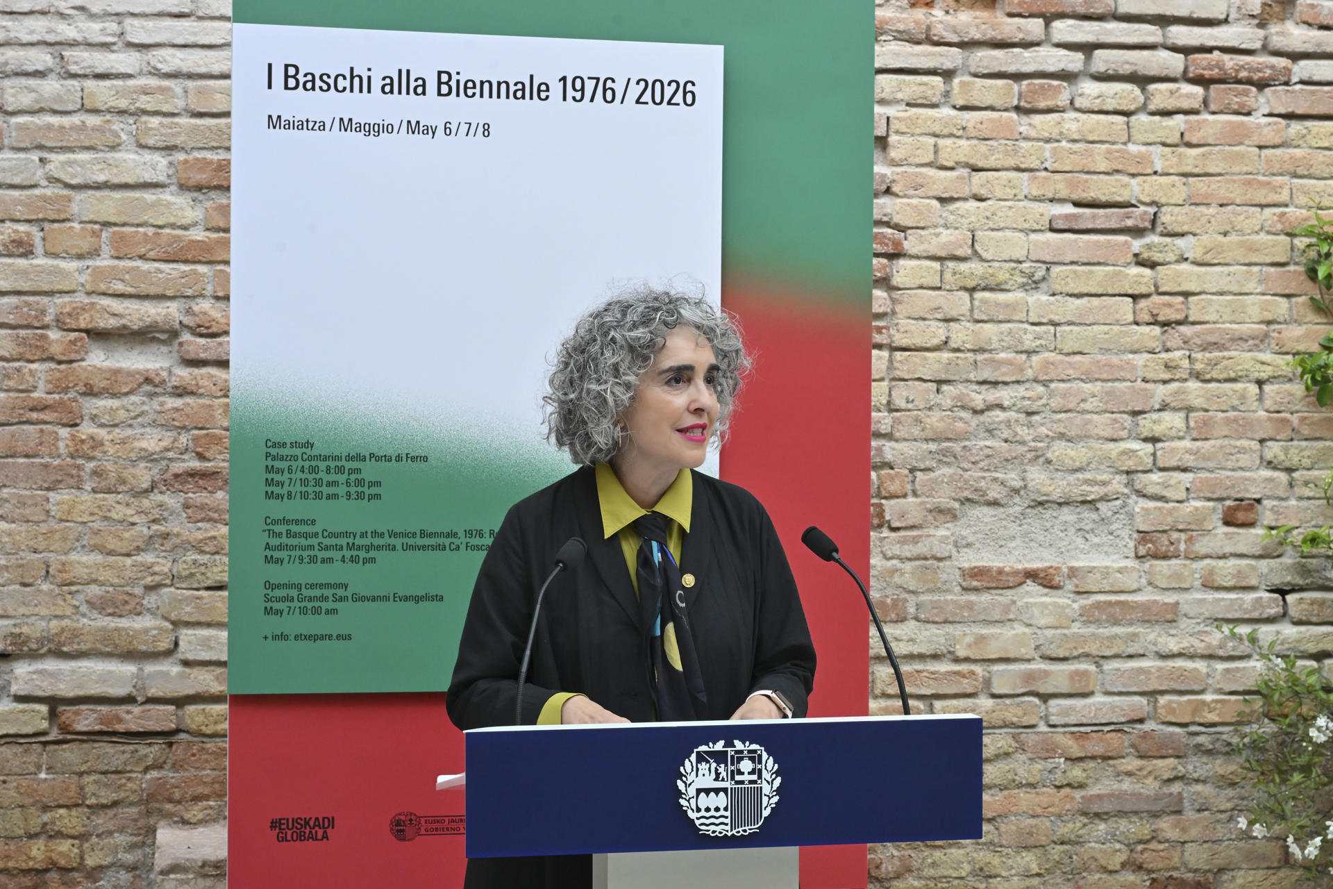 VENECIA (ITALIA), 07/05/2026.- La voz del arte vasco ha regresado a Venecia este jueves con la inauguración de la muestra "I Baschi alla Biennale 1976/2026", una propuesta que conecta la memoria de los creadores que desafiaron al franquismo hace cincuenta años con una vanguardia contemporánea protagonizada en esta edición íntegramente por mujeres. "Esa voz vasca que llegó hace 50 años a Venecia no lo hizo a través de una planificación cuidadosa, sino por necesidad; por la necesidad de decir quiénes éramos", ha recordado la vicelehendakari primera y consejera de Cultura, Ibone Bengoetxea (en la imagen), durante el acto. EFE/ Marco Sabadin