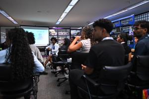 La juventud de América Latina mantiene su respaldo a la democracia, aunque la condiciona a la capacidad del Estado para ofrecer resultados concretos frente a la desigualdad y la inclusión, según una nueva encuesta elaborada por el Programa de las Naciones Unidas para el Desarrollo (PNUD). EFE/ Andre Borges