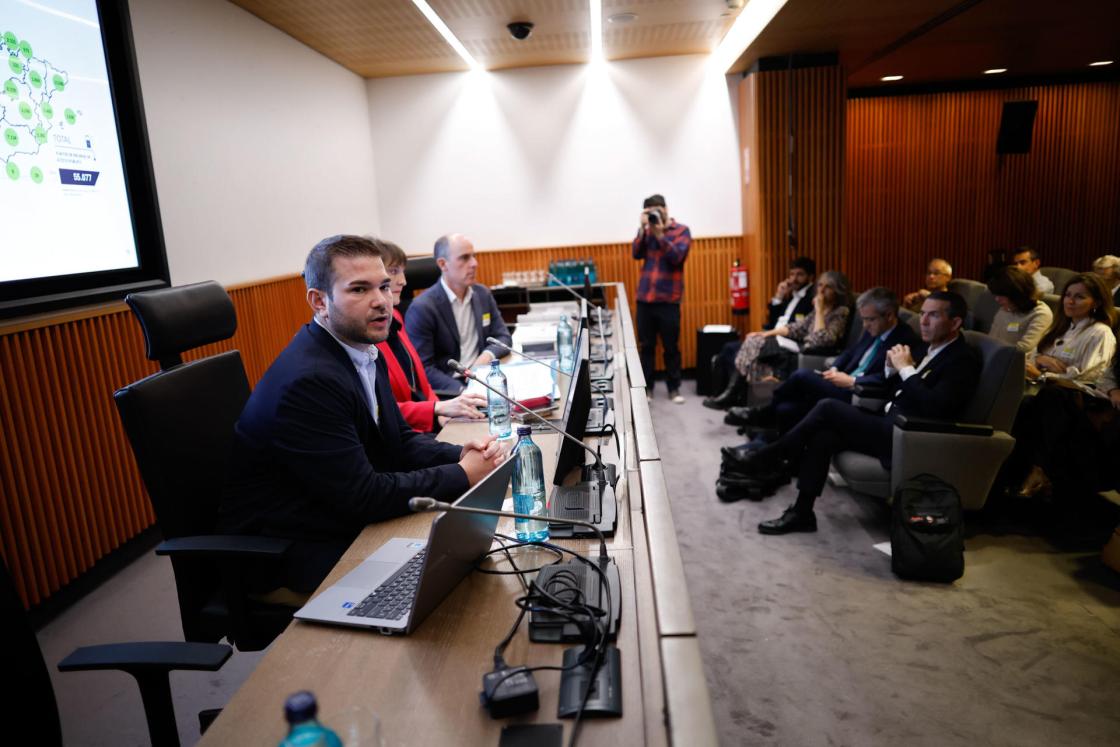MADRID, 07 MAYO 2026 (EFE)- Cristian Quílez, responsable de Transporte y Movilidad de ECODES, durante la jornada organizada por ECODES, "Estado de la movilidad eléctrica en España 2026", este jueves en el Congreso de los Diputados, en Madrid. EFE/ David Fernández
