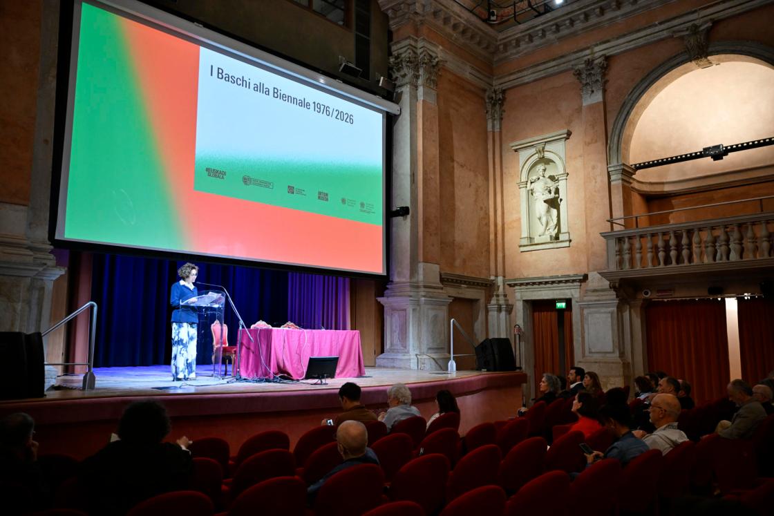 La vicelehendakari primera y consejera de Cultura, Ibone Bengoetxea, interviene en un acto académico en la Universidad Ca' Foscari y una muestra artística en el Palazzo Contarini que busca consolidar el diálogo entre la vanguardia histórica y la creación contemporánea de Euskadi. EFE/Andrea Pattaro