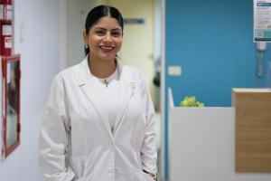 La cardióloga venezolana y directora del centro médico Más Salud, Marbella Sibada, posando en una entrevista con EFE en Buenos Aires (Argentina). EFE/ Juan Ignacio Roncoroni
