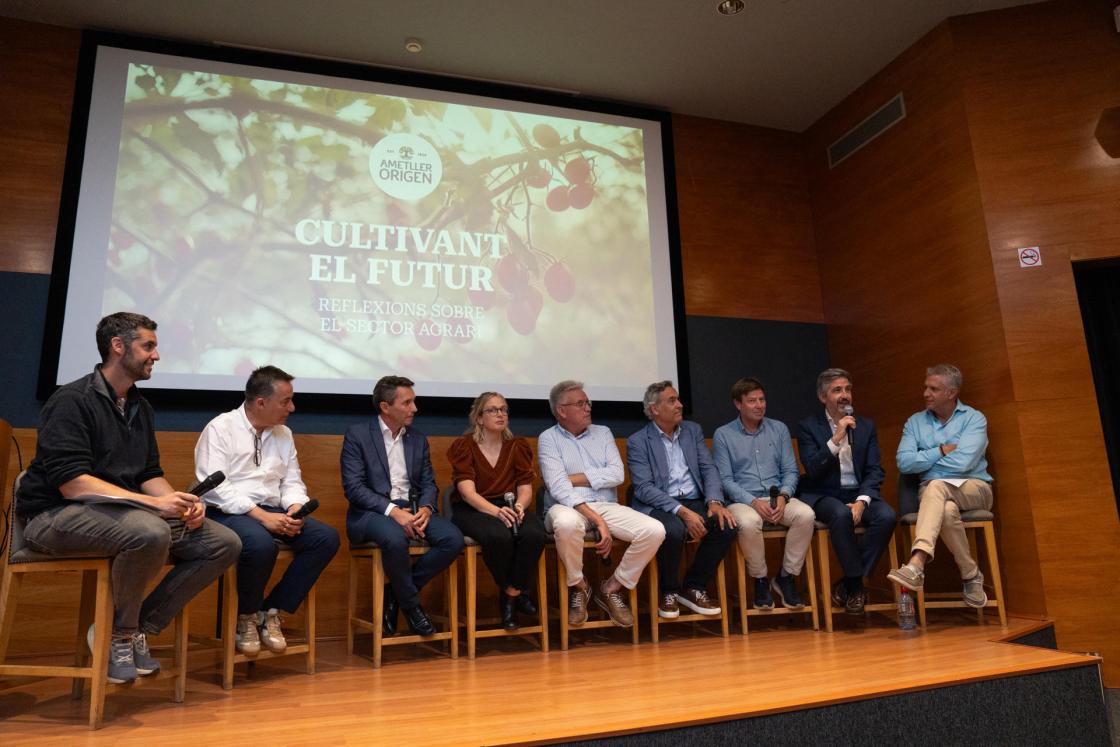 El cofundador de Ametller Origen, Jordi Amatller (1d), y el director general del área agrícola de Ametller Origen, Joan Simó (1D), entre otros, durante la presentación de la serie documental 'Cultivant el futur’ ('Cultivando el futuro'), en Pacs del Penedès (Barcelona). EFE/AMETLLER ORIGEN/CEDIDA/CRÉDITO OBLIGATORIO