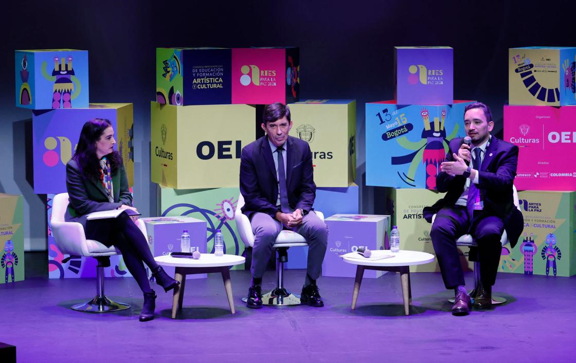 La directora de la Oficina Subregional para los Países Andinos, Adela Maestre, el coordinador del Sector Cultura de la UNESCO, Enrique López Hurtado, y el director General de Cultura de la Organización de Estados Iberoamericanos para la Educación, la Ciencia y la Cultura (OEI), Rapahael Callou, participan en el Congreso Iberoamericano de Educación y Formación Artística y Cultural en Bogotá (Colombia). EFE/ Mauricio Dueñas Castañeda