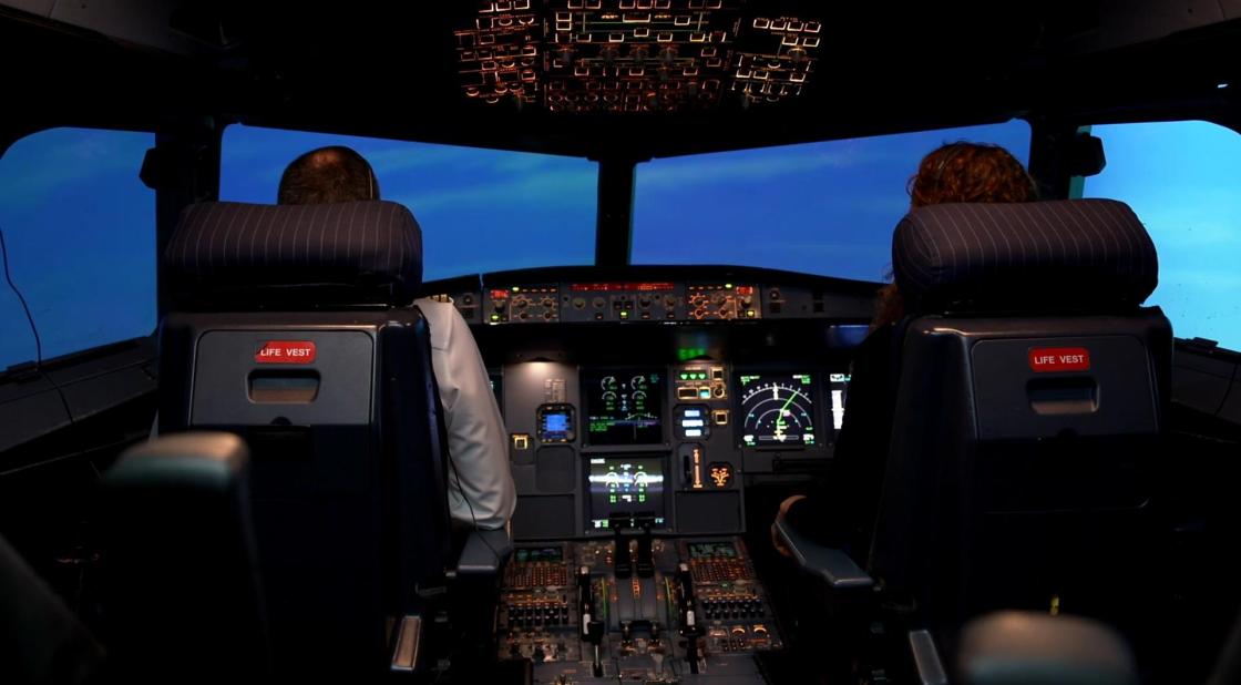La aerolínea Iberia ha estrenado este jueves ‘El Cubo de Otto’, un pódcast original en el que durante 19 episodios analizarán y reflexionarán sobre las herramientas para ayudar a aquellas personas que sufren miedo a volar. EFE
