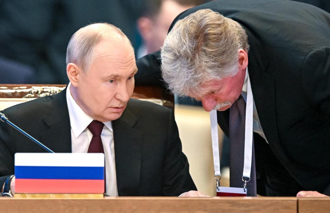 ASTANÁ (Kazajistán), 29/05/2026.- El presidente de Rusia, Vladimir Putin, y el portavoz del Kremlin, Dmitry Peskov, asisten a una reunión ampliada del Consejo Supremo Económico Euroasiático (CSEE) en el Palacio de la Independencia de Astaná (Kazajistán), el 29 de mayo de 2026. La Unión Económica Euroasiática (UEE) está integrada por cinco Estados miembros, Armenia, Bielorrusia, Kazajistán, Kirguistán y Rusia, además de varios Estados observadores y países socios estratégicos que participan en sus cumbres y foros. EFE/EPA/SERGEY BOBYLEV/KREMLIN / POOL CRÉDITO OBLIGATORIO.
