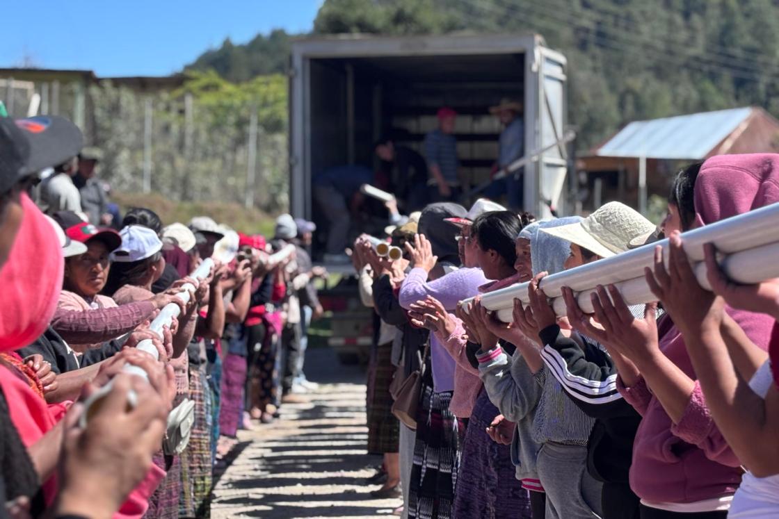 Fotografía sin fecha de toma cedida por Guatemaltecos por la Nutrición que muestra personas recibiendo materiales para proyectos de agua potable y saneamiento ambiental en Huehuetenango (Guatemala). EFE/ Guatemaltecos por la Nutrición / SOLO USO EDITORIAL/ NO VENTAS/ SOLO DISPONIBLE PARA ILUSTRAR LA NOTICIA QUE ACOMPAÑA (CRÉDITO OBLIGATORIO)