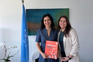 La directora regional del Programa de las Naciones Unidas para el Desarrollo (PNUD) para América Latina y el Caribe, Michelle Muschett (i), junto a la economista jefe del programa, Almudena Fernández, posan con el informe sobre Democracia y Desarrollo 2026 durante una entrevista con EFE en Nueva York (Estados Unidos). EFE/ Jan Téllez Asensio