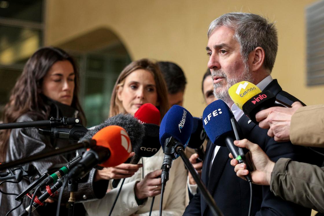 BRUSELAS, 06/05/2026.- El presidente de Canarias, Fernando Clavijo, atiende a los medios para hablar sobre el caso del crucero afectado por un brote de hantavirus, este miércoles en Bruselas. EFE/ Olatz Castrillo