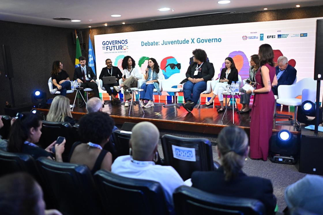 Personas participan en el evento 'Gobiernos del Futuro: Expectativas de la Juventud' este miércoles, en la Biblioteca Nacional de Brasilia (Brasil). El foro, organizado por el PNUD con el apoyo de la Agencia EFE, reúne a un centenar de jóvenes preocupados con el estado de la democracia. EFE/ André Borges