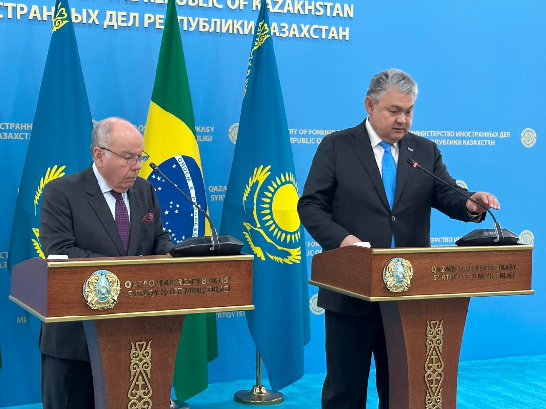 ASTANA (KAZAKHSTAN), 11/05/2026.- Brazilian Foreign Minister Mauro Vieira (l) during a press conference with his Kazakh counterpart, Yermek Kosherbayev (r), in Astana, Kazakhstan, on Monday. Kazakhstan, the world’s ninth-largest country and the largest in Central Asia, with its long history of nomadic life and vast grazing lands for livestock farming, is ready to join efforts with Brazil, the world’s largest meat producer. EFE/ Kulpash Konyrova