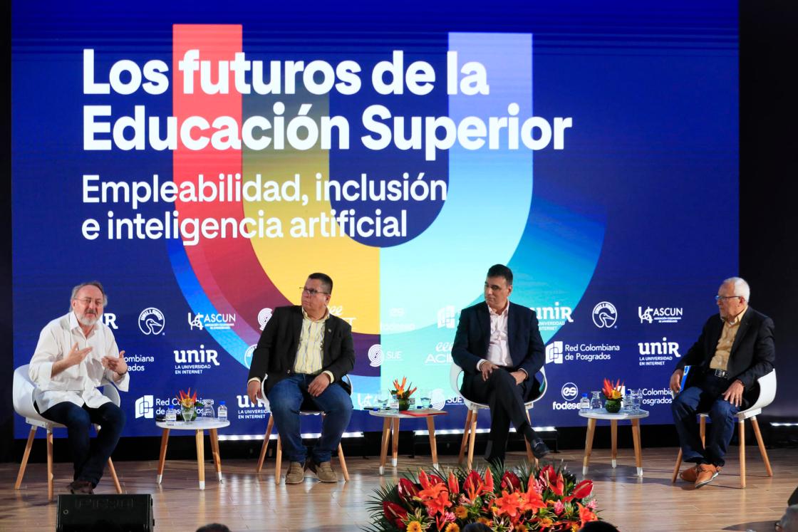 El director académico de Relaciones Institucionales de UNIR, Manuel Herrera (i), el presidente de la Asociación Colombiana de Universidades (ASCUN), Jairo Miguel Torres (2-i), el rector de la Universidad de los Llanos (UNILLANOS), Charles Arosa (2-d) y el director ejecutivo de la Asociación Colombiana de Instituciones de Educación Superior (ACIET), Lorenzo Portocarrero, participan en el seminario 'Los futuros de la educación superior: empleabilidad, inclusión e inteligencia artificial', en Villavicencio (Colombia). EFE/ Carlos Ortega