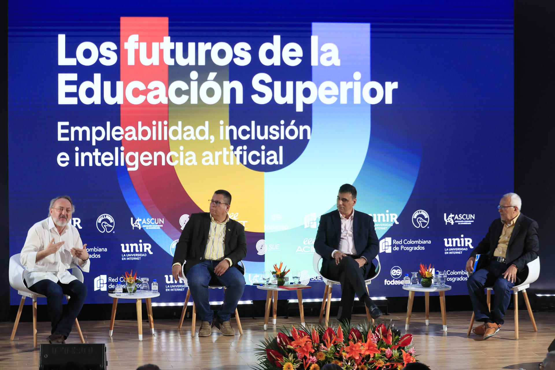 El director académico de Relaciones Institucionales de UNIR, Manuel Herrera (i), el presidente de la Asociación Colombiana de Universidades (ASCUN), Jairo Miguel Torres (2-i), el rector de la Universidad de los Llanos (UNILLANOS), Charles Arosa (2-d) y el director ejecutivo de la Asociación Colombiana de Instituciones de Educación Superior (ACIET), Lorenzo Portocarrero, participan en el seminario 'Los futuros de la educación superior: empleabilidad, inclusión e inteligencia artificial', en Villavicencio (Colombia). EFE/ Carlos Ortega
