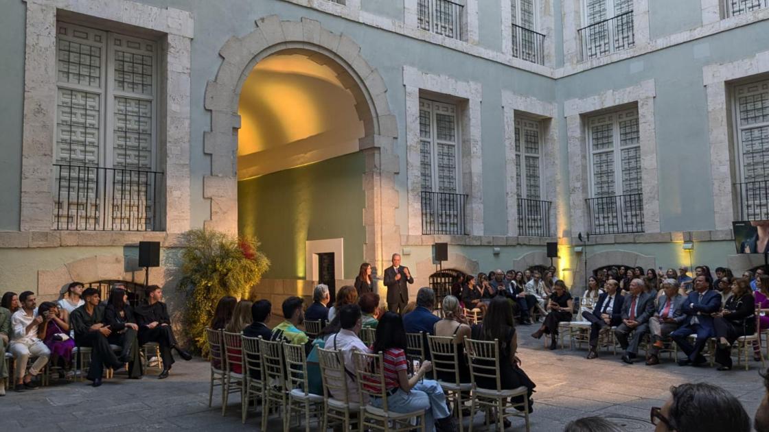 Ovidio Claros Polanco, presidente ejecutivo de la Cámara de Comercio de Bogotá, impulsora de la iniciativa [PUENTE] Internacional, interviene durante el desfile de las siete firmas de moda de Bogotá en Madrid.EFE 