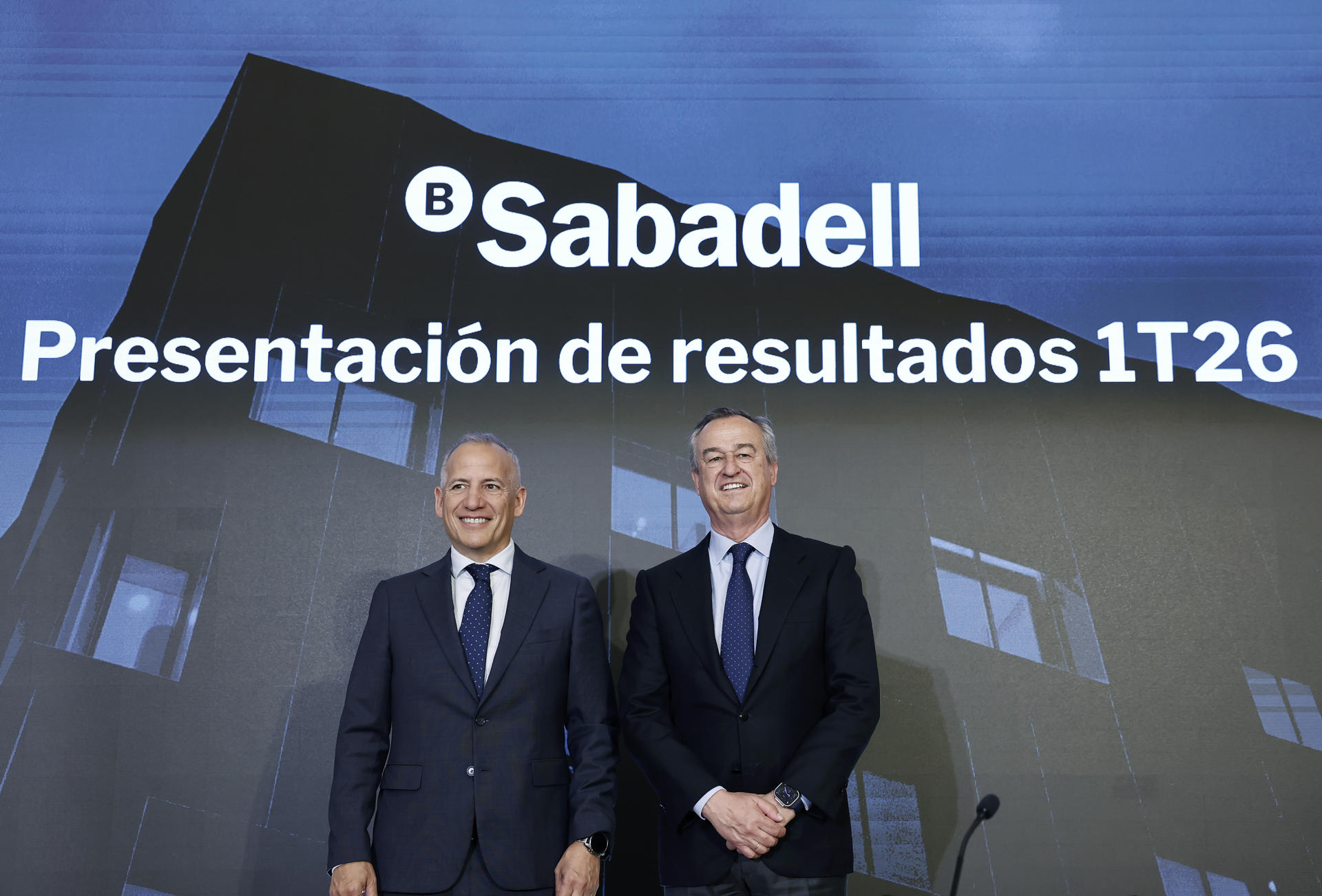 GRAFCAT2164. SANT CUGAT DEL VALLÉS (BARCELONA), 05/05/2026.- El consejero delegado del Banco Sabadell, César González-Bueno (d), junto al director financiero de la entidad, Sergio Palavecino (i), durante la presentación de los resultados del primer trimestre del año de la entidad bancaria. EFE/Andreu Dalmau