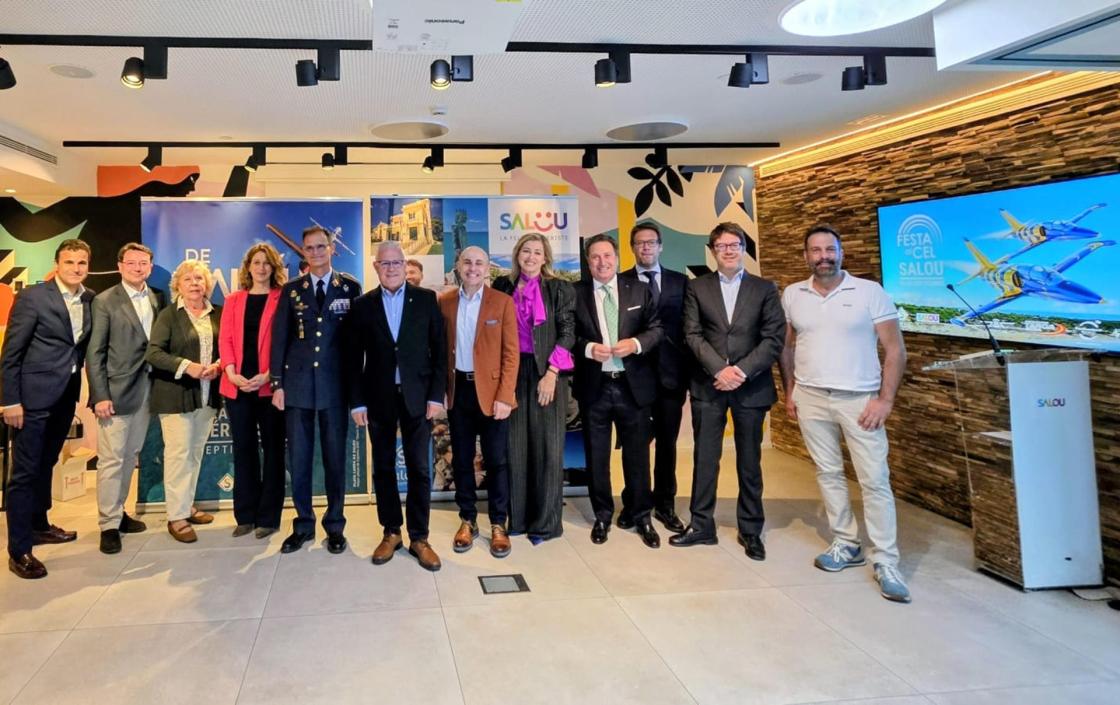 El alcalde de Salou, Pere Granados (C) asiste a ARATUR en Zaragoza, este jueves. El Ayuntamiento de Salou ha presentado este jueves, en el marco del Salón Aragonés del Turismo (ARATUR) en Zaragoza, una nueva edición de la Festa al Cel (Fiesta en el Cielo), considerado el festival aéreo civil más antiguo y uno de los más destacados de España. EFE/Ayuntamiento De Salou SOLO USO EDITORIAL/SOLO DISPONIBLE PARA ILUSTRAR LA NOTICIA QUE ACOMPAÑA (CRÉDITO OBLIGATORIO) 