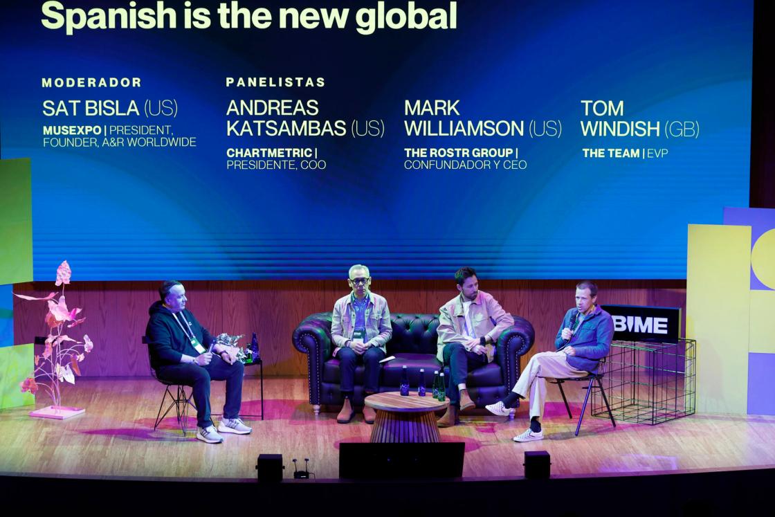 El director ejecutivo de la plataforma de análisis de datos musicales Chartmetric, Andreas Katsambas (2-i), habla junto al director ejecutivo y cofundador de The ROSTR Group, Mark Williamson (2-d), y el agente estadounidense Tom Windish (d), de la compañía The Team, durante la charla 'Spanish is the New Global' en el Bilbao International Music Experience (BIME) este miércoles, en Bogotá (Colombia). EFE/ Mauricio Dueñas Castañeda