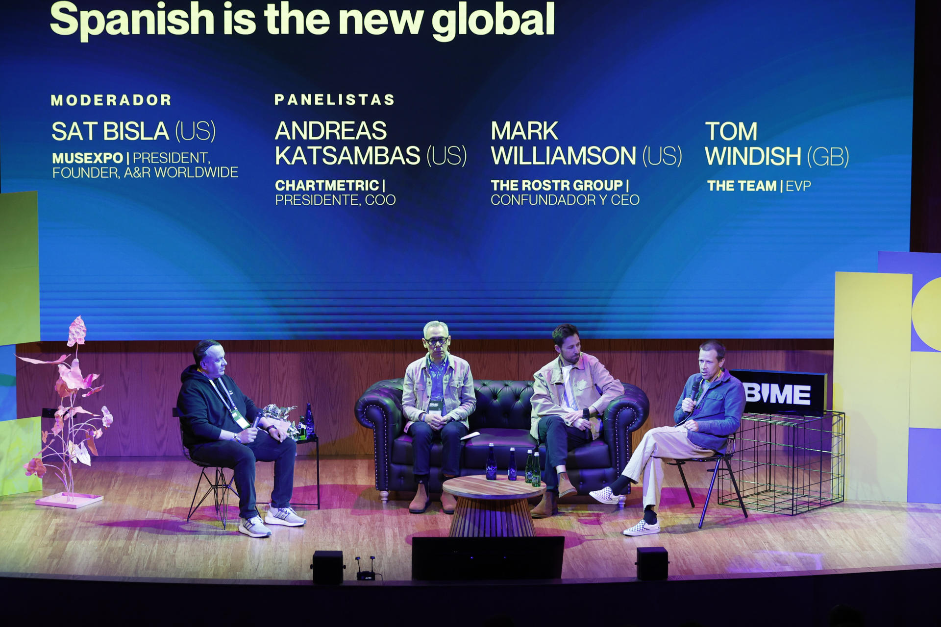 El director ejecutivo de la plataforma de análisis de datos musicales Chartmetric, Andreas Katsambas (2-i), habla junto al director ejecutivo y cofundador de The ROSTR Group, Mark Williamson (2-d), y el agente estadounidense Tom Windish (d), de la compañía The Team, durante la charla 'Spanish is the New Global' en el Bilbao International Music Experience (BIME) este miércoles, en Bogotá (Colombia). EFE/ Mauricio Dueñas Castañeda