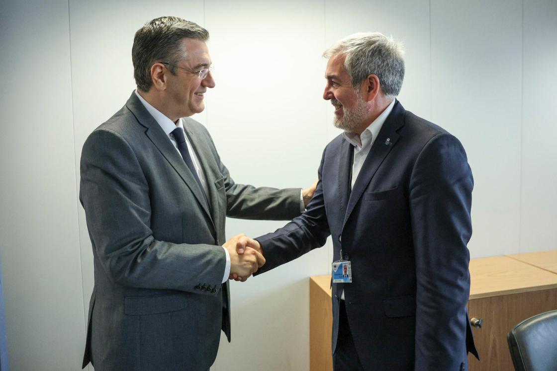 El presidente de Canarias, Fernando Clavijo (d), saluda al comisario europeo de Transporte, Apostolos Tzitzikostas, durante la reunión que celebraron este martes en Bruselas. EFE/ Pablo Garrigós