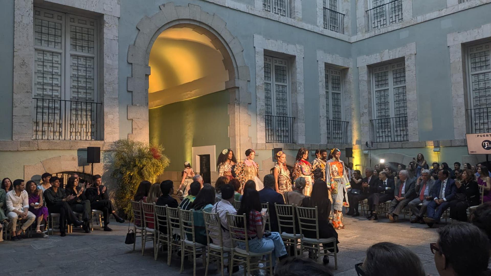 Siete firmas de moda colombianas han desfilado este miércoles en la Real Academia de Bellas Artes de San Fernando, en Madrid, donde han reivindicado la artesanía y la sostenibilidad como señas de identidad para abrirse paso en el mercado europeo.EFE